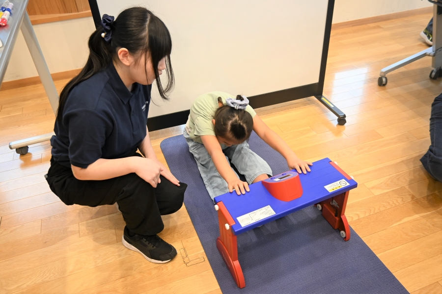 ぐーっと前に押します。「にゃー」と声を出すと、押しやすくなるそう