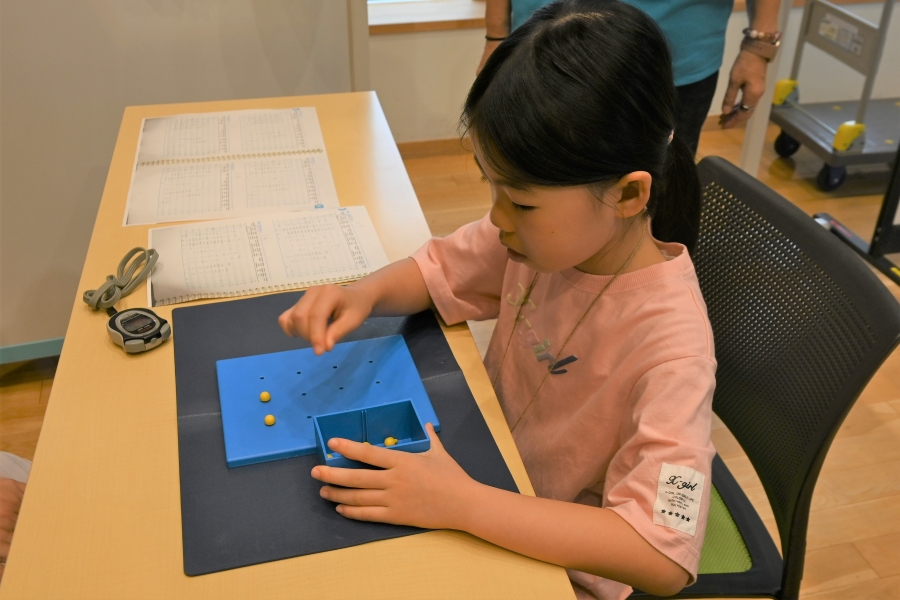 「子ども運動教室」では手先の器用さもチェック