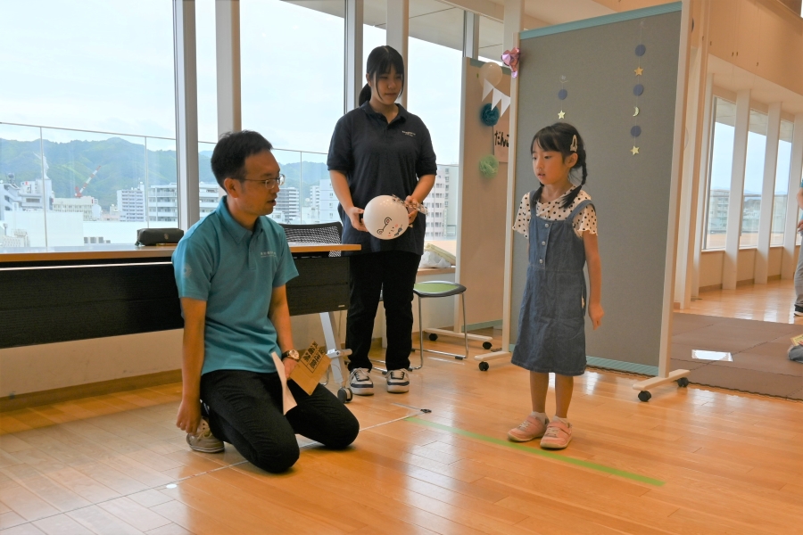 両足をそろえて真っすぐ立ちます