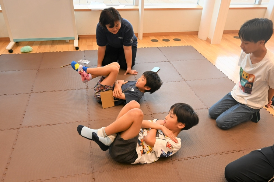 あおむけになって、ダンゴムシのポーズ