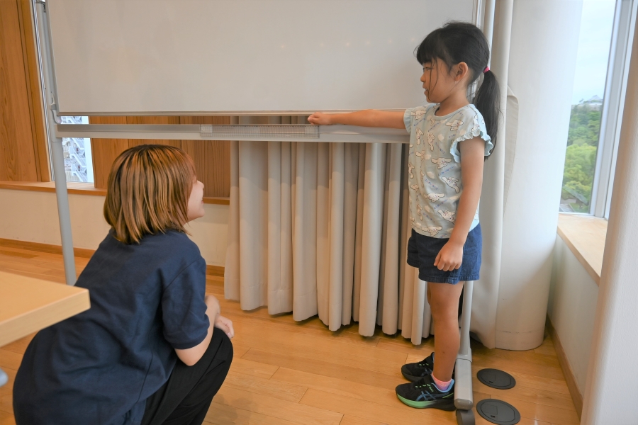かかとを固定し、利き手を前に