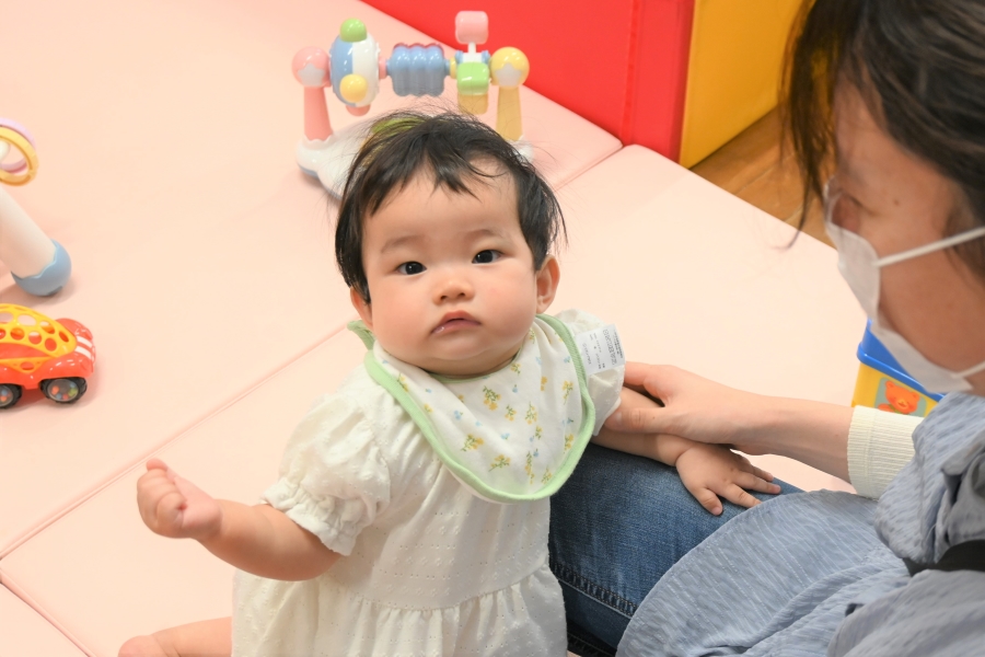 周囲に興味を持っておもちゃに手を伸ばしては、お母さんの所に戻ります