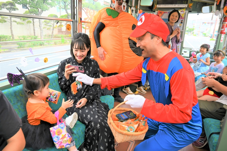 ハロウィンモンスターからお菓子のプレゼント
