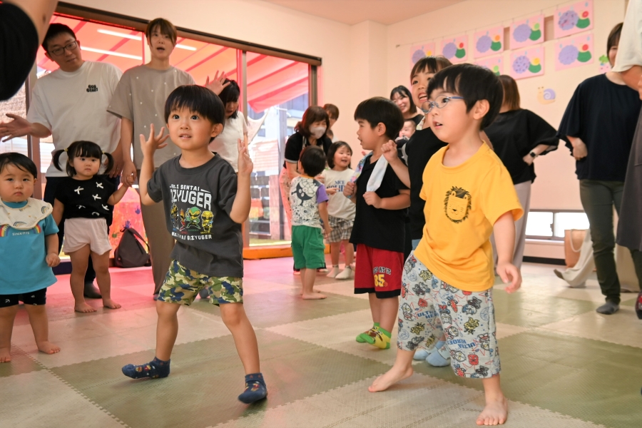 子どもたちはノリノリ。お父さんの姿もありました