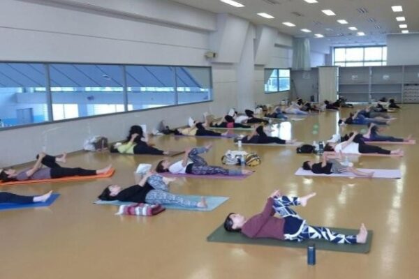 【2025年】高知市で「高知市健康ヨガフェスタ」（高知市総合体育館）｜「ほぐして伸ばしてみんなでヨガ活」は子ども、初心者も参加できます