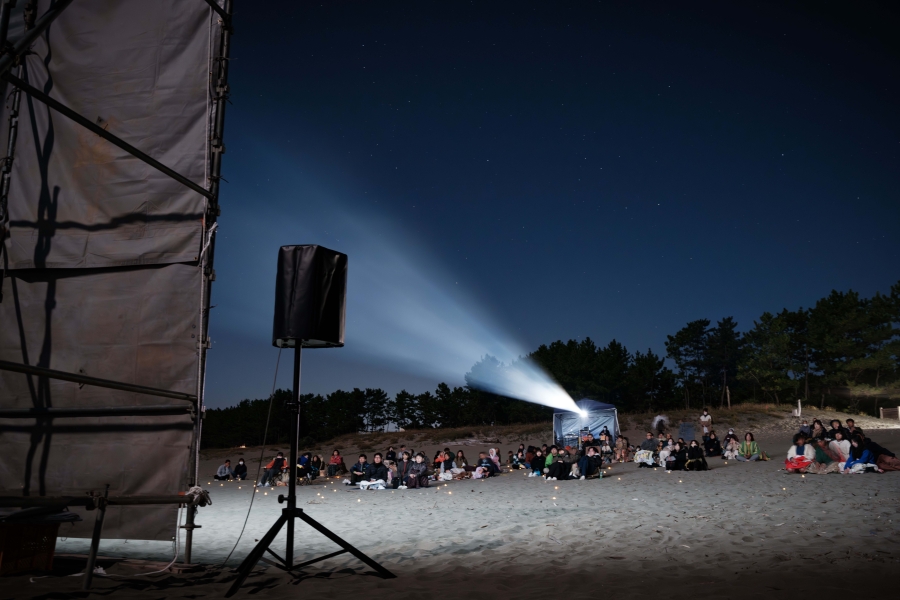 夜の砂浜に座って映画を楽しみます（提供写真）