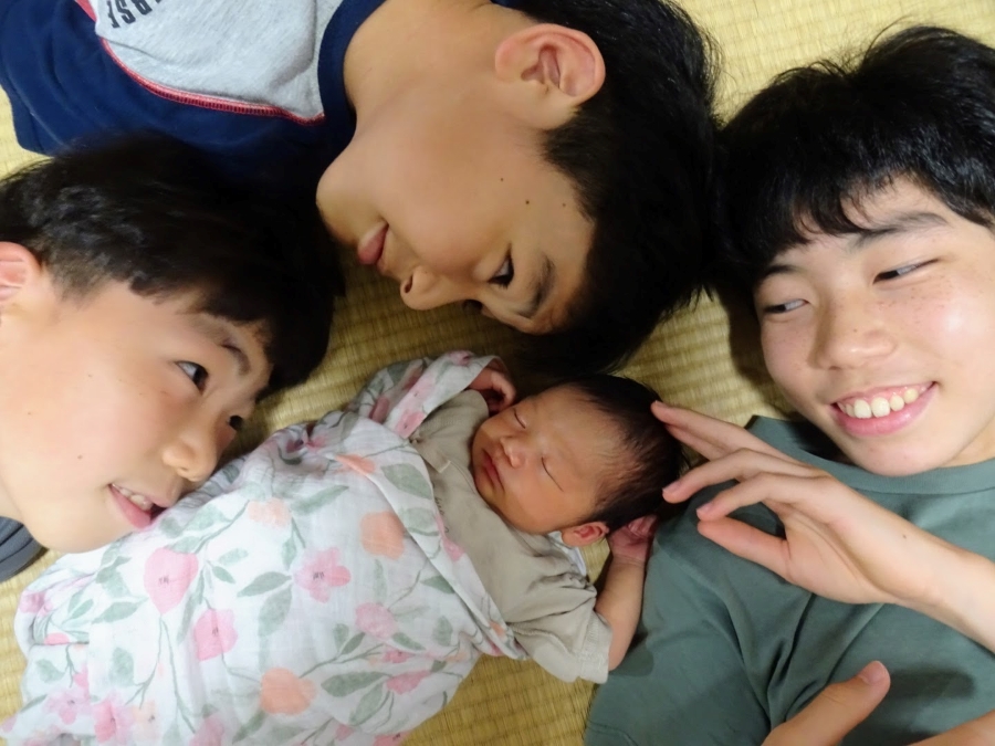 妹から離れない3兄弟です