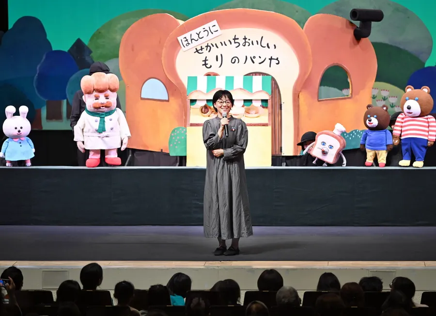 高知公演のカーテンコールに登場した柴田さん。「これからもいろんなところで、パンどろぼうくんを味わってくれたらうれしいです」と語りました（高知新聞PLUS 2025年9月21日掲載）