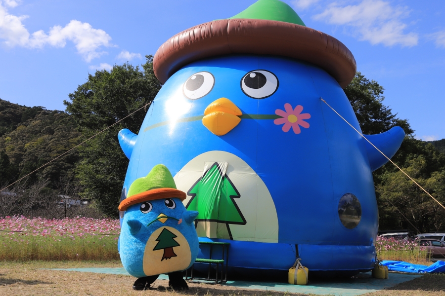 「ふわふわよコジロー」期間中、毎日遊べます。雨天時は中止です。