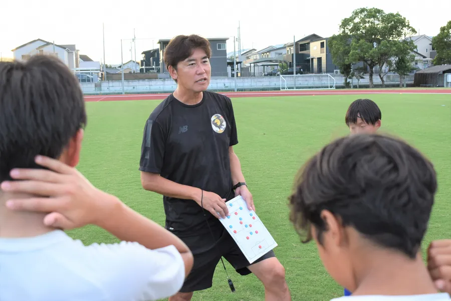 香我美SCを指導する西内慶明さん。戦術の確認にも熱が入る(香南市野市町西野の県立青少年センター)