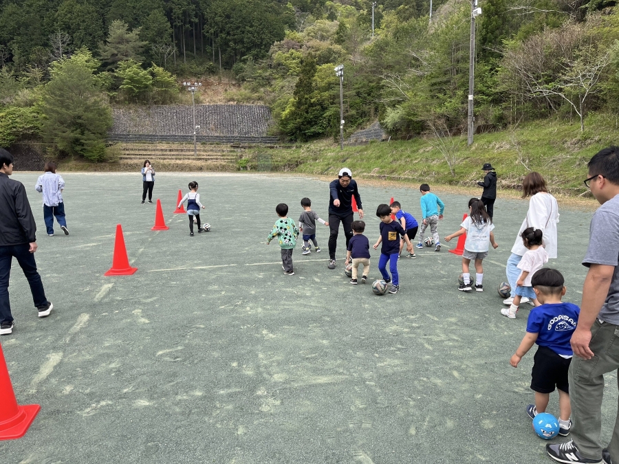 【2025年11月】高知市で「ふれあいサッカー体験DAY」(土佐山運動広場)|ドリブル、パス、シュート…親子で一緒に楽しい時間を過ごそう!参加無料です