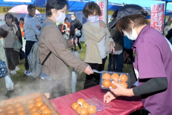 【2025年】高知市で「第54回ふるさとまつり」（鏡川河畔みどりの広場）｜四万十川の天然鮎の塩焼き、土佐あかうしの牛串、ふるさと大鍋コーナー…23市町村、4団体の自慢のグルメが集結！