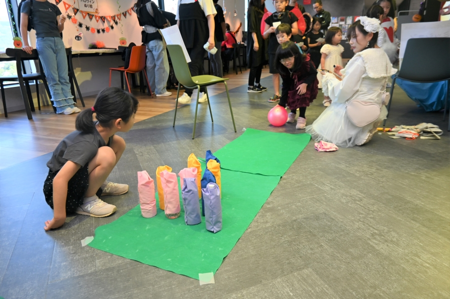 ハロウィンイベントでは「おばけボウリング」のピンを直す係を担当しました