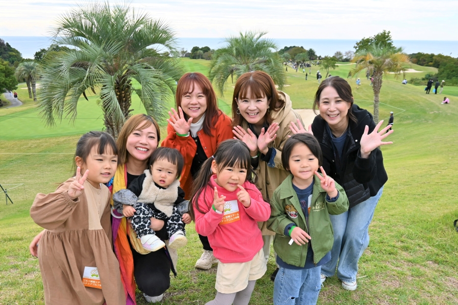 ゴルフ場の広い芝生に、子どもたちも大はしゃぎ！