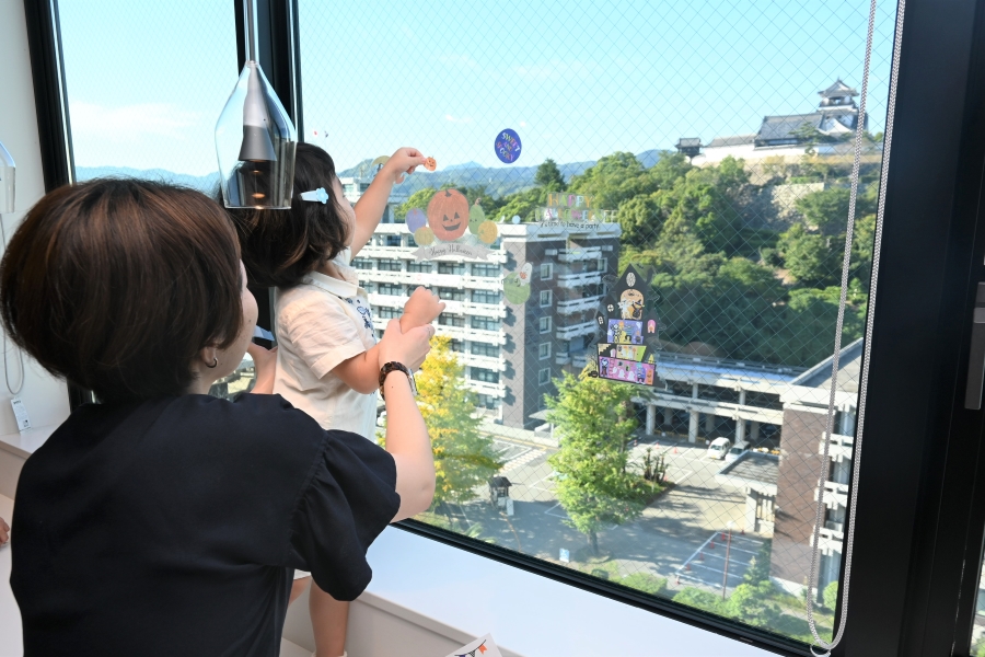 窓ガラスにシールをぺたっ