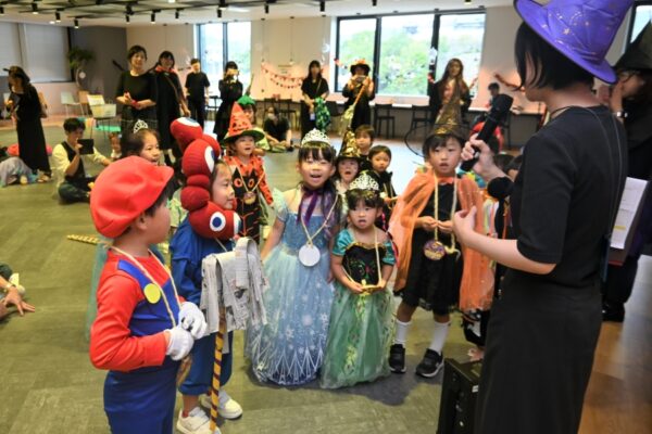 【2025年】魔法使いのほうきを作って見習い修業！｜親子の仮装あり！体験ゲームあり！ココハレ企画のハロウィンイベントを開催しました