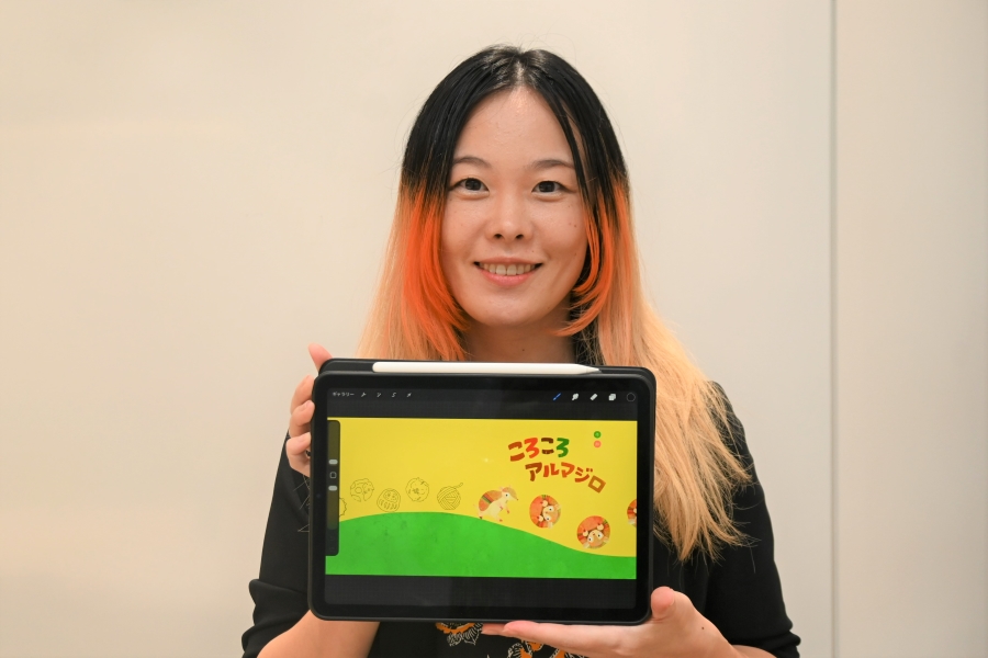 絵を担当するのはデザイナーの岡崎紗和さん