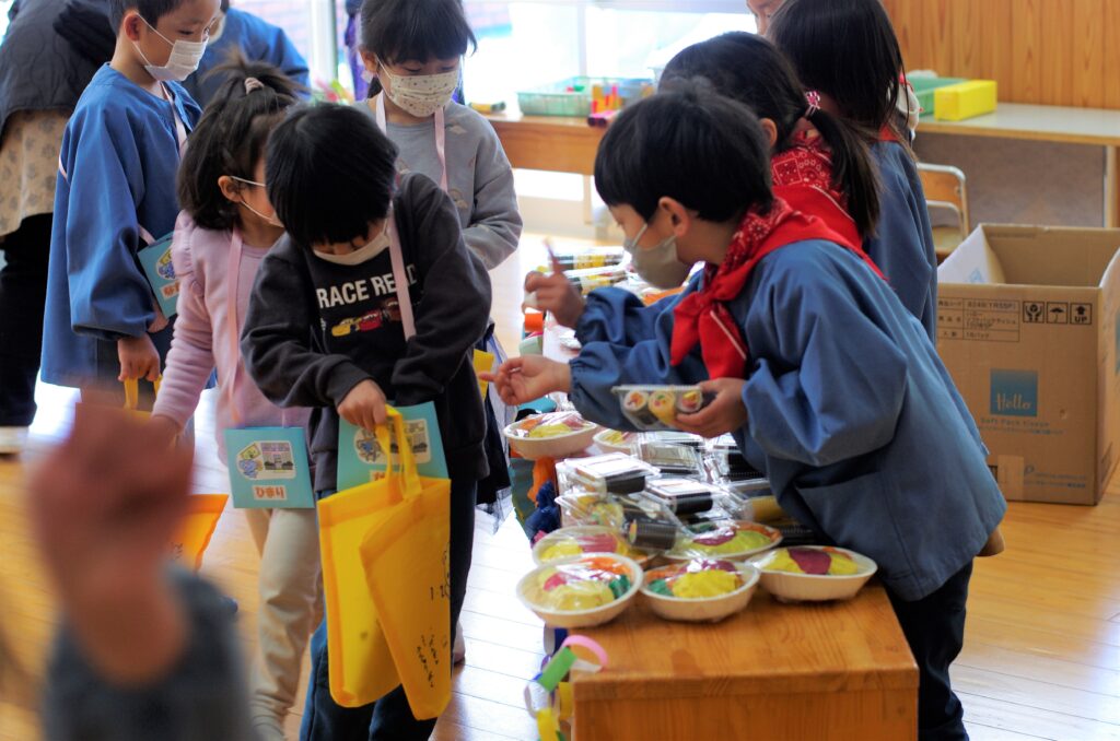 子どもたち同士でおかいものごっこも楽しいですね