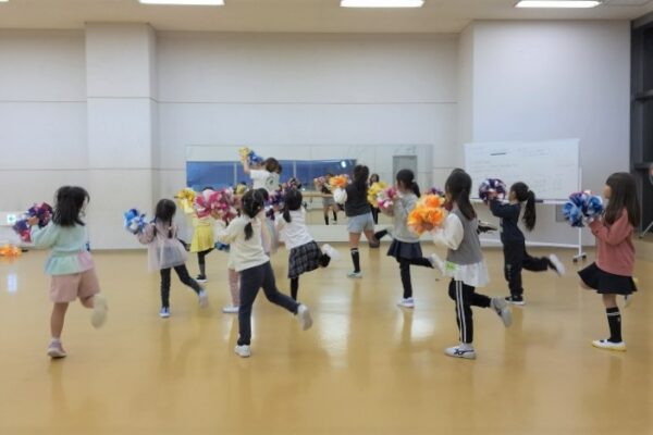 【2025年11～12月】高知市で「キッズ&ジュニアポンポンダンス教室」（高知市総合体育館）｜カラフルなポンポンを持って音楽に合わせて踊ります！対象は年中児～小学3年生です