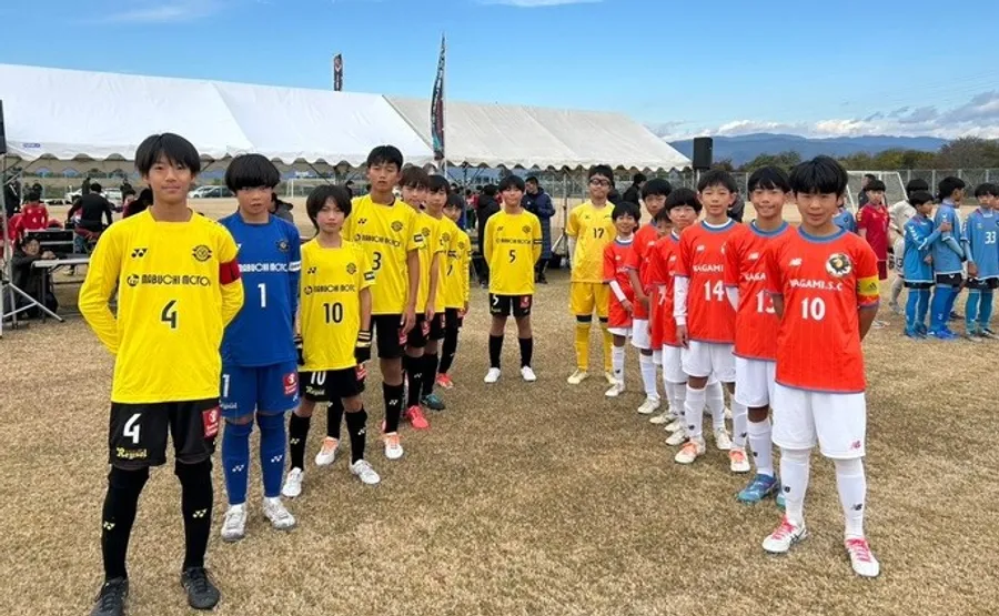 昨年の八咫烏カップで対戦した香我美SCと 柏レイソルのメンバー(提供写真)
