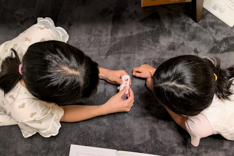 妹の計算カードに付き合ってくれる長女。助かります！