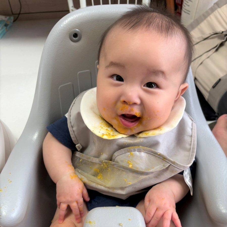 にっこり笑顔のとうまくん。なのかちゃんに食べさせている間に…