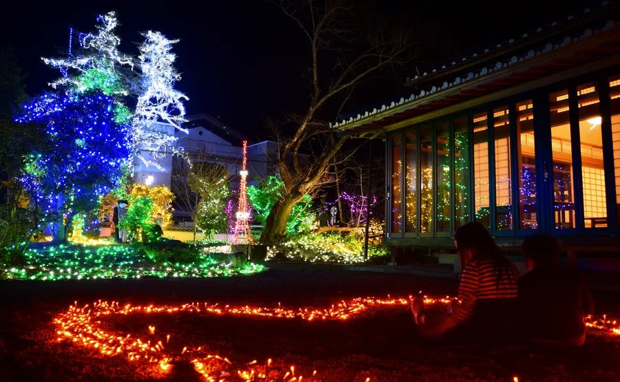 宿毛まちのえき林邸を鮮やかに彩るイルミネーション（高知新聞2022年11月22日掲載）