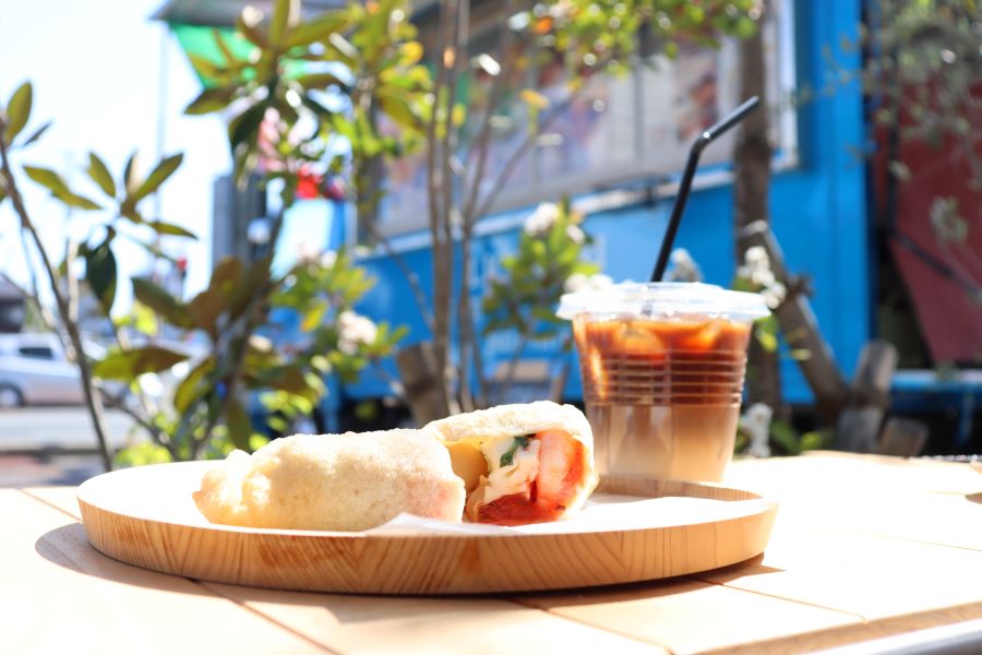 もっちり生地の揚げピッツァが人気です