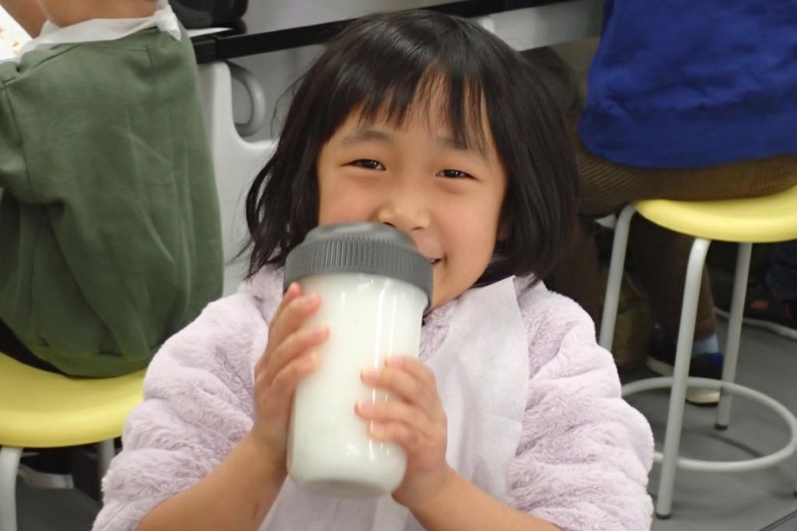 果皮を使って実験します（高知県立牧野植物園提供）
