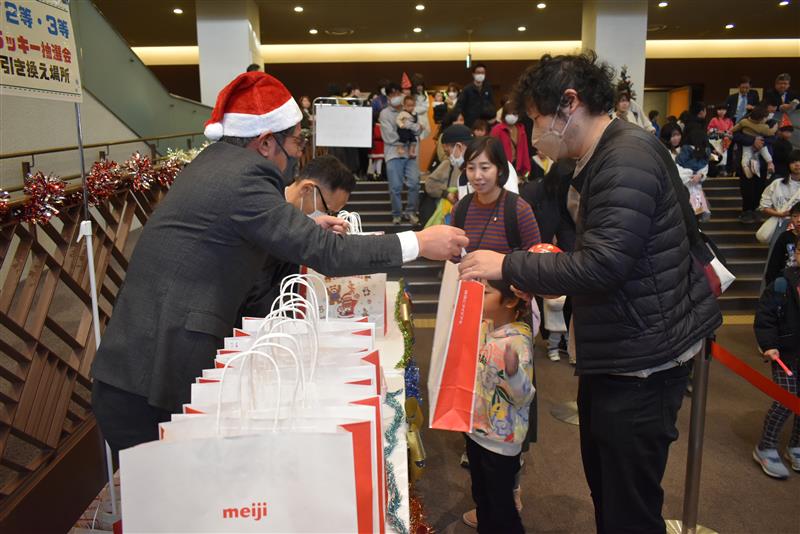 明治のお菓子などの詰め合わせをプレゼント！