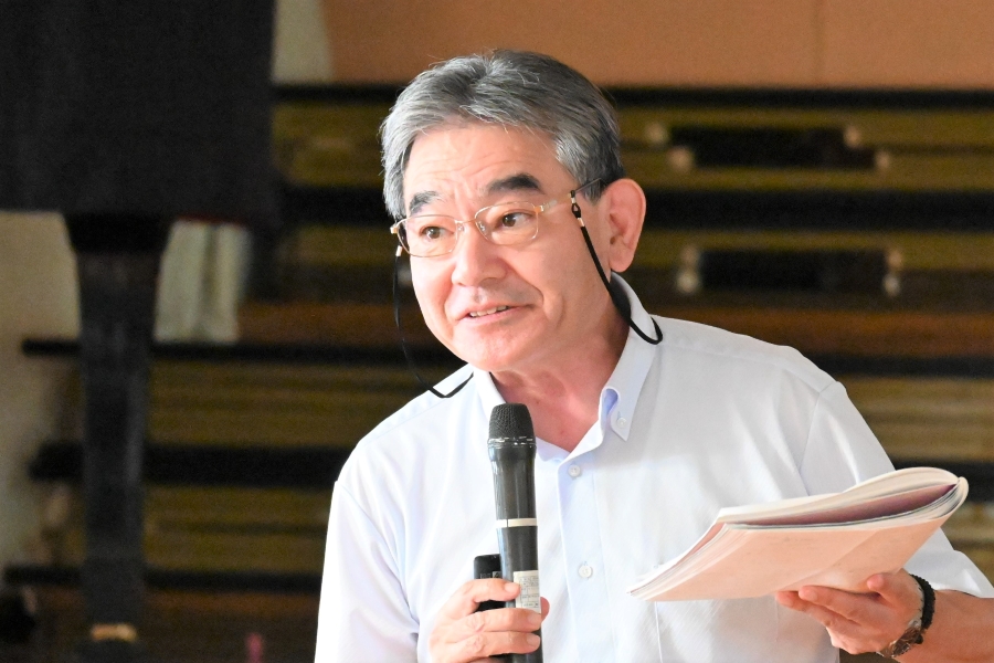 ミカンの皮をむいてあげる？むかせる？