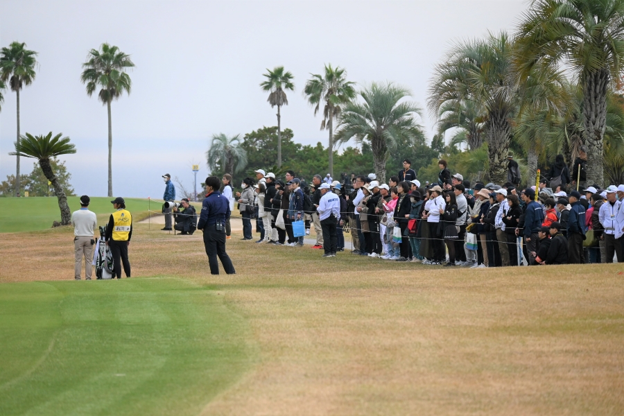 ギャラリーと一緒に動くとはぐれそうなので、後からついていきました