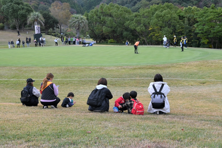 15番ホールのグリーン前で休みながら観戦