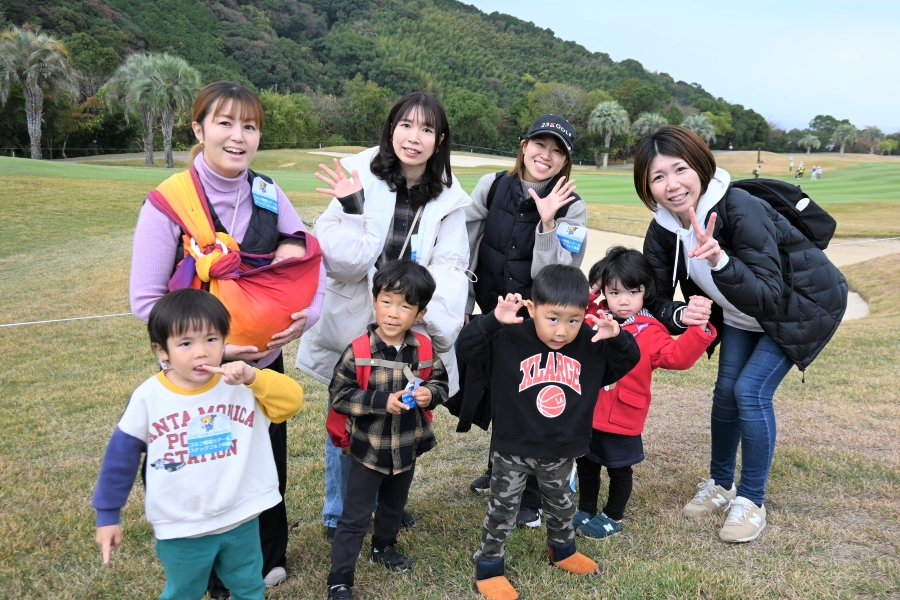 【2025年】ゴルフ観戦は親子のおでかけにぴったり！「カシオワールドオープン」に行ってみた｜遊び場、スポーツ体験、グルメ…ココハレサポーターズが楽しみ方をご紹介！〈PR〉