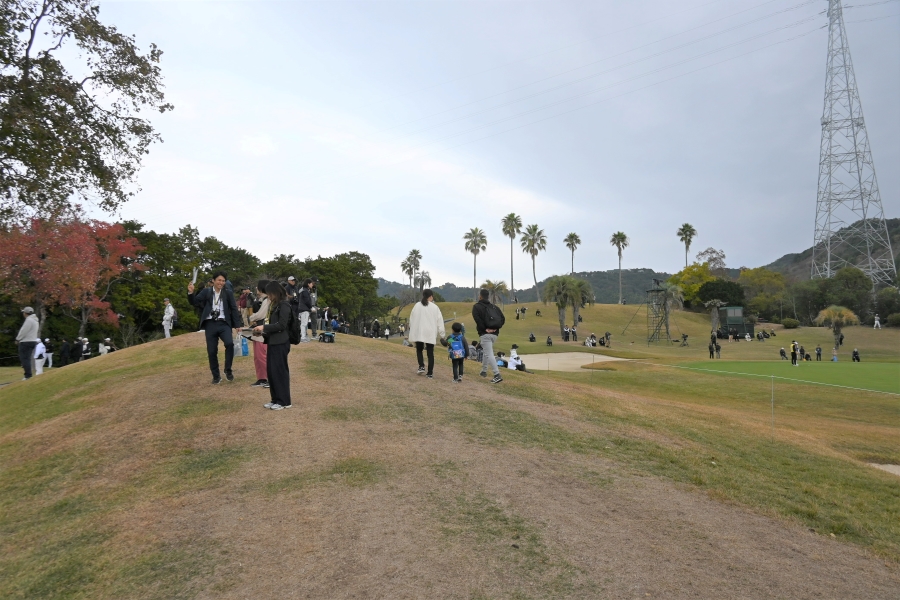 11番ホールと15番ホールの間の丘