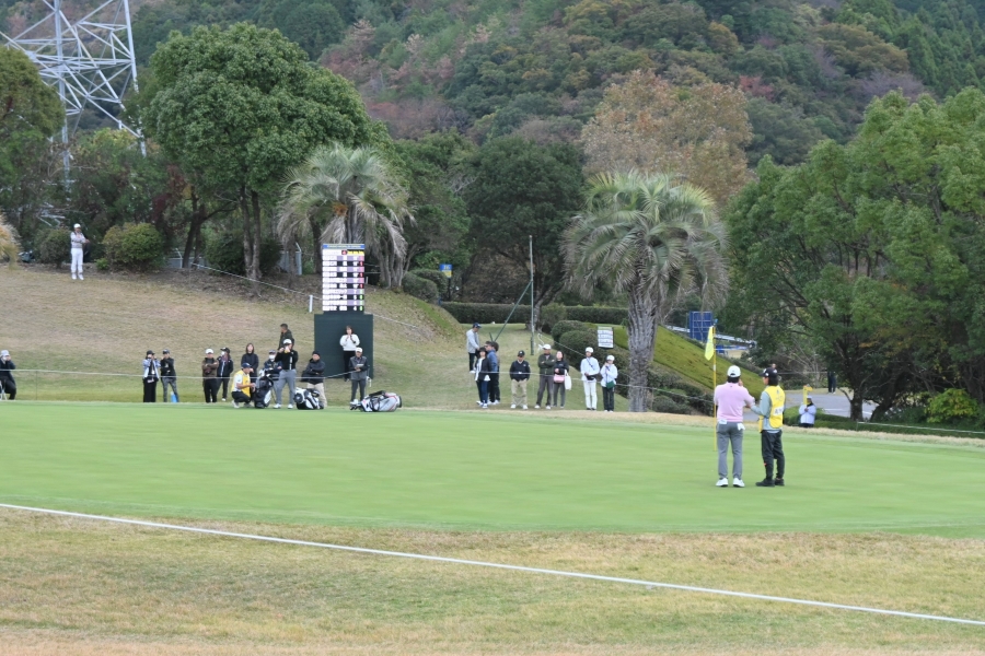 左側が15番ホールのグリーンです