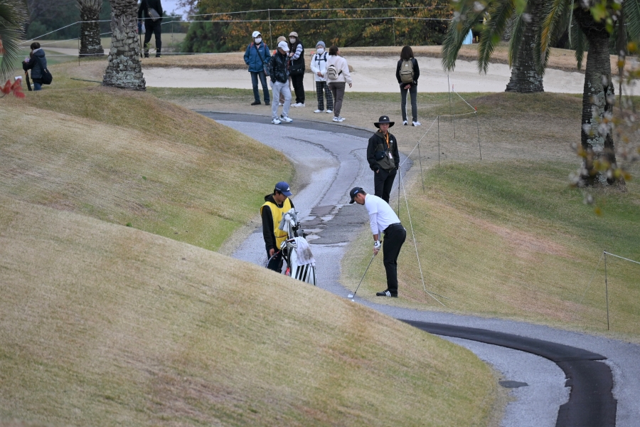 第2打がカート道からという選手を目撃！見事グリーンに乗せました！