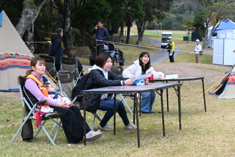 ママたちは椅子に座って一休み