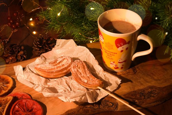 「U Gluck！」のチュロスを口に当てると、白いおひげフォトに！