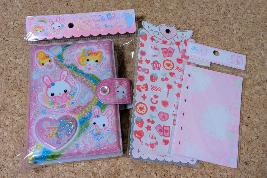 「ボンボンドロップシール」とはぷっくりした立体感のあるシールのこと。小中学生の間では「シール帳」や「シール交換」が流行しているそうで、高知県内でも品薄状態に