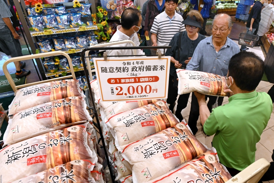 政府備蓄米の販売が高知県内で始まったのは6月。長蛇の列ができました（高知新聞2025年6月11日掲載）