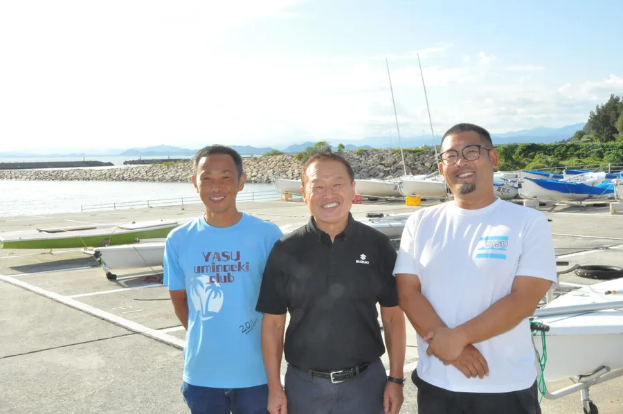 「誰もが楽しめる花火大会」を続けていきたいと願う、NPO法人YASU海の駅クラブ理事長の丸岡克典さん＝中央＝とスタッフ（香南市夜須町千切）