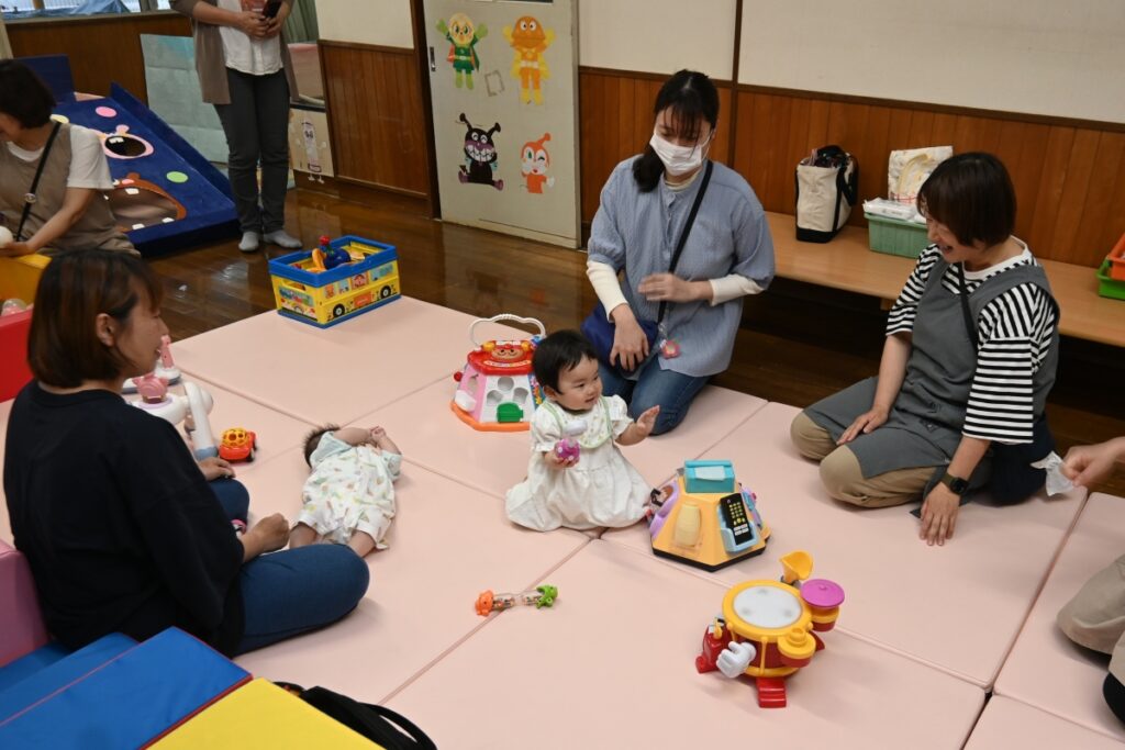 潮江第二双葉園の「ふたばっこひろば」。保育士さんとおしゃべりしながら、親子でゆっくり過ごせます