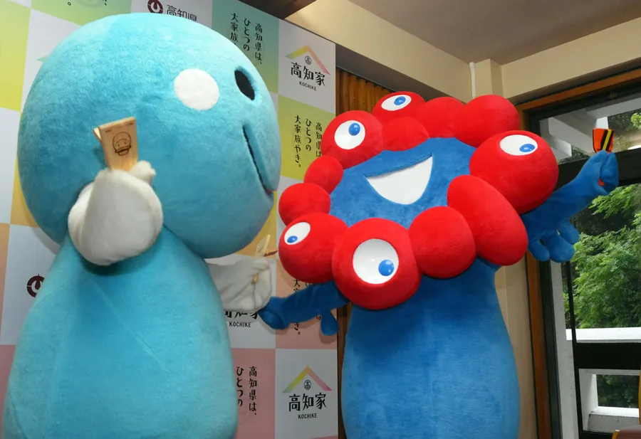 すっかり人気者になった「ミャクミャク」。万博開催前から高知を訪れ、PRしていました（高知新聞2023年8月10日掲載）