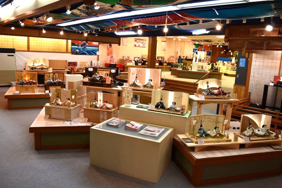 近森人形の2階展示場は広々！