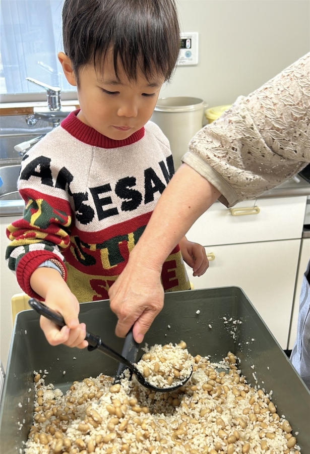 おみそ作りを体験中。真剣です
