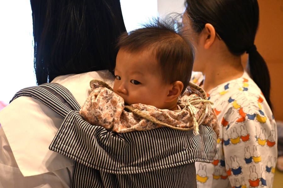 ママの背中は安心ですね