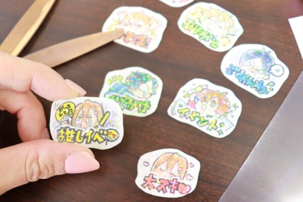 【2026年】高知市で「きらきら輝く！ホロシール作り」（高知まんがBASE）｜好きなキャラクターやイラストを描いてオリジナルのシールを作ろう！予約不要、参加無料です