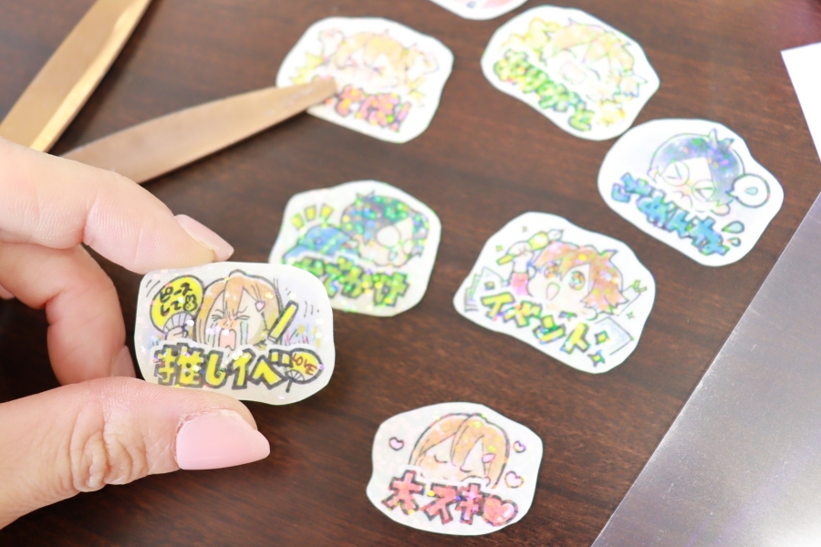 【2026年】高知市で「きらきら輝く！ホロシール作り」（高知まんがBASE）｜好きなキャラクターやイラストを描いてオリジナルのシールを作ろう！予約不要、参加無料です