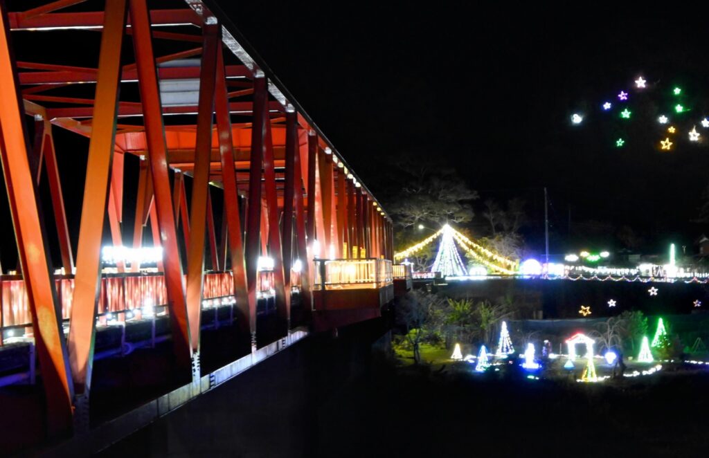 山あいに輝く住民手作りのイルミネーション（高知新聞2025年12月12日掲載）